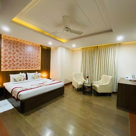 Hotel Ajay International Аллахабад Экстерьер фото