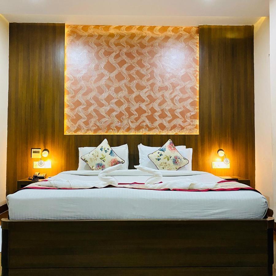 Hotel Ajay International Аллахабад Экстерьер фото